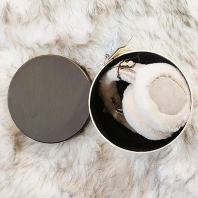 Orejeras con cable UGG® Australia Marquis teñidas reales marfil/arena piel de oveja  Foto 1 de 4