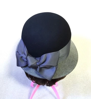 Chapéu feminino Adora 100% lã feltro preto e cinza com fita de cetim e faixa acabamento em arco - Imagem 1 de 4