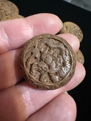 Cuenta de madera china tallada vintage diseño dragón forma moneda 26 mm x 7 mm Foto 1 de 4