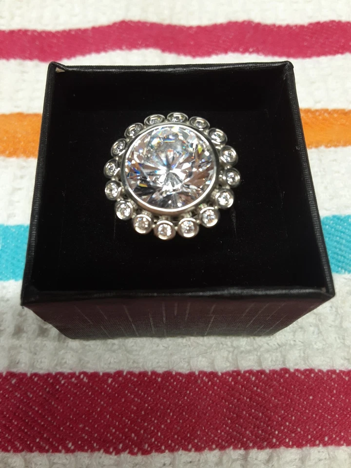 Anillo de platino/esterlina talla 7 hecho con circonitas redondas de 12 mm de Swarovski (505) Foto 1 de 4