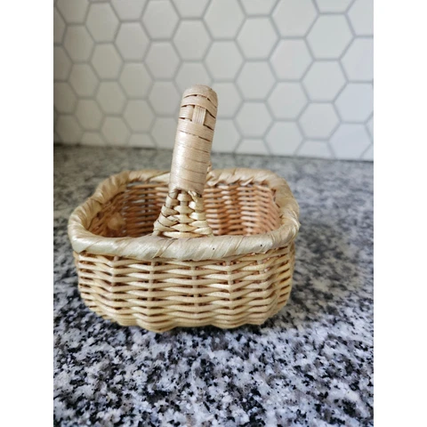 Adorable Small Vintage Hand Woven Wicker Gathering Basket Round Square 4.5" x 3" Cover