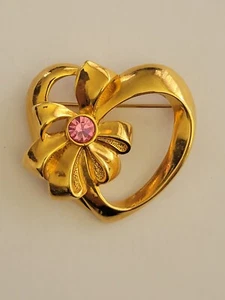 Vintage AVON Gold Tone Heart & Ribbon Pink Stone Brooch - Picture 1 of 4