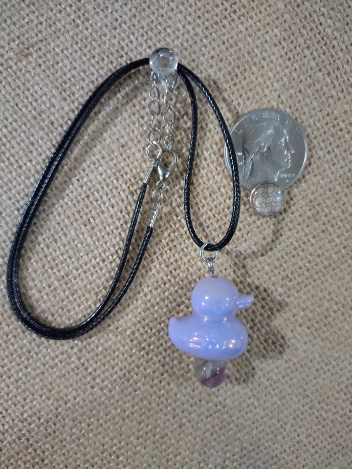 Фиолетовый переливающийся резиновый утка ожерелье с флюорит бусина и регулируемый шнур цепочка - Изображение 1 из 1