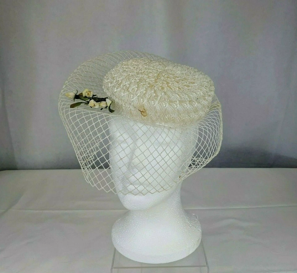 De Colección Damas Blanco Plástico Malla Red Sombrero Pastillero Gorra Gorro Prendedores Imitación Flores Fiesta Foto 1 de 4