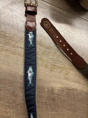 Cinturón de Peces Vineyard Vines Talla 32 - Azul Marino Verde Marrón Cuero Hebilla Plateada Foto 1 de 4