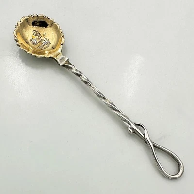 CUCHARA DE SAL CON PATRÓN DE LATIGAZO CERVICAL GEORGIANO SIN MARCA CON CRESTA PLATEADA MEDIADOS DEL SIGLO XVIII Foto 1 de 4