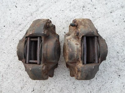 Pinzas de freno delanteras Triumph TR4 Girling con pastillas, cuñas y pasadores Foto 1 de 3