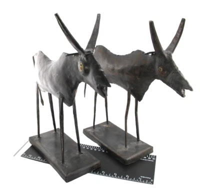 Par de estatuillas artísticas figurativas hechas a mano vintage de toros africanos de metal Foto 1 de 4