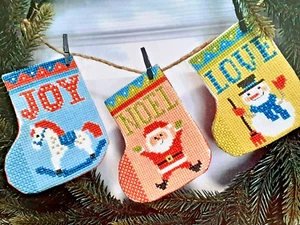 Geschenkstrümpfe Wimpelkette - Mini Strümpfe Schneemann, Weihnachtsmann, Freude - Kreuzstichkarte - Bild 1 von 2