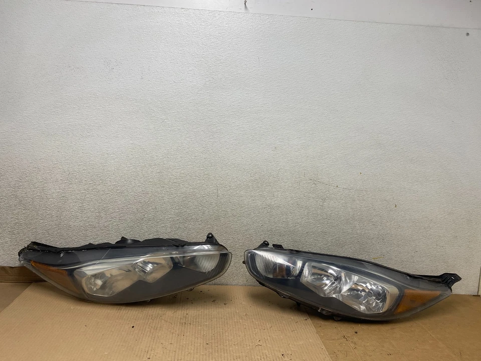 Faros halógenos izquierdo+derecho Ford Fiesta 2014 a 2019 OEM U2639 DW Foto 1 de 4