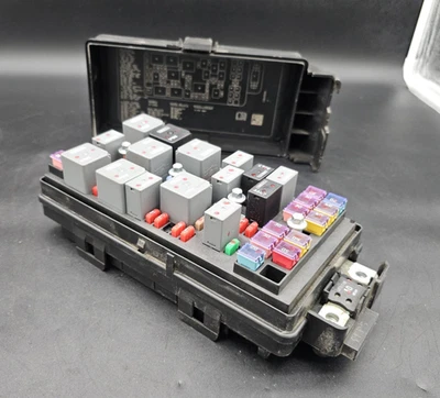 🏅  2009 Saturn Aura 2.4L Hybrid Fuse Box  W/out  Fog Lights  25883120 🏅 - Image 1 of 4