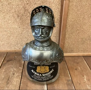 Nikka Whisky G&G Knight Topper Metal Años 70 con botella vacía Armadura Occidental - Imagen 1 de 10