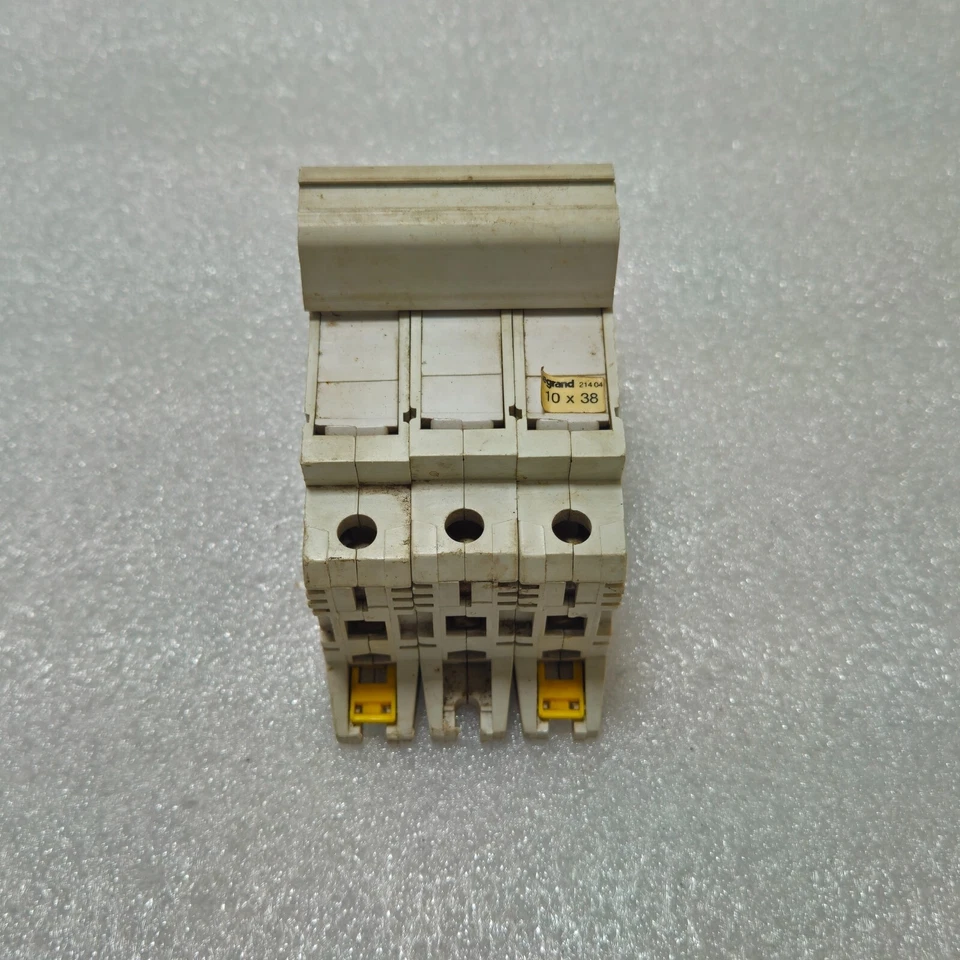 LEGRAND 21404 3-POLE CIRCUIT BREAKER 25A - Image 1 of 4