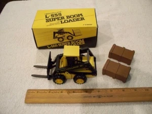 NEW HOLLAND L-555 SUPER BOOM LOADER NZG 294 1:25 SCALE DIECAST MADE IN W GERMANY - Picture 1 of 2