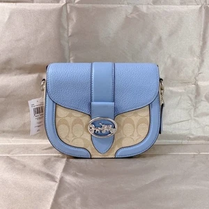 Coach C2806 Georgie Saddle Bag aus charakteristischem Canvas in hellkhaki/marmorblau - Bild 1 von 5
