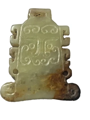 RARO COLGANTE DE JADE CALEDÓN PÁLIDO ROJIZO DENTADO, PERÍODO CHOU, CHINA, 1046-256BC Foto 1 de 4