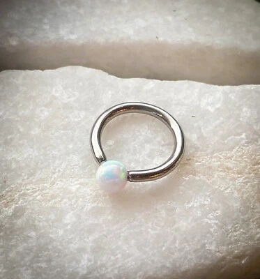 Anillo de cuentas cautivas de acero recocido bola de ópalo sintético fijo de 1 pieza joyería corporal Foto 1 de 4