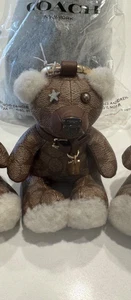 Coach Signature Bär Taschenanhänger (khaki) - Neu mit Etikett (77676) KOSTENLOSER VERSAND 1 BÄR Neu mit Etikett - Bild 1 von 13