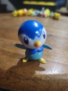 Pokemon Calendario dell'Avvento delle Festività 2020 Piplup Figura 1,5" - Foto 1 di 6
