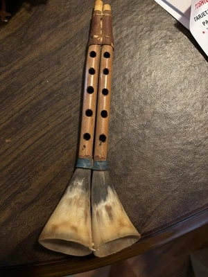Instrumento de flauta de cuerno de doble caña Foto 1 de 4