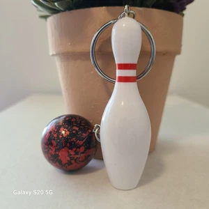 Rote Bowling Pin Schlüsselanhänger und Bowlingkugel Schlüsselanhänger Zubehör Sport Schlüsselring Neu ohne Etikett - Bild 1 von 4