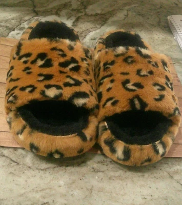 Crocs 经典豹纹人造毛皮拖鞋 Wm 尺寸 8黑色内饰凉鞋/拖鞋 — 第 1/4 张图片