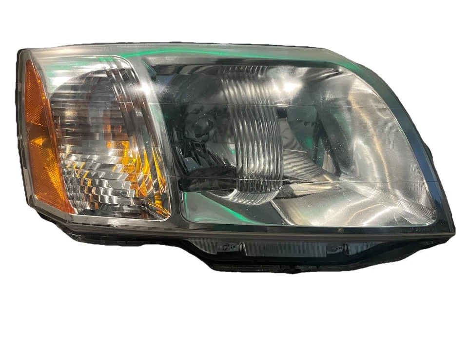 2011 Mitsubishi Endeavor Headlight Right Passenger Side OEM Halogen 2008-2011 Foto 1 de 4