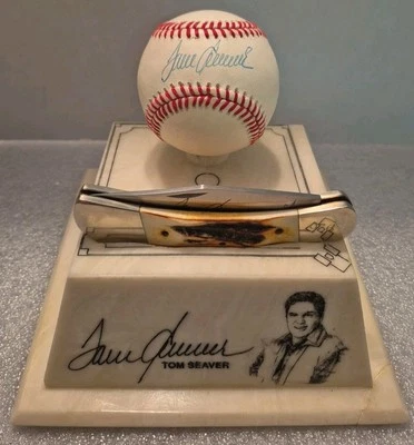Cuchillo Tom Seaver Commerative Parker A139 y béisbol firmado sobre soporte de mármol Foto 1 de 4