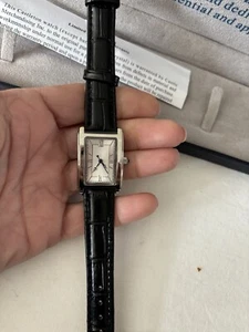 Nagelneue Originalverpackung, Damen-, Leder- und silberfarbene Schlossuhr. Was Service Award - Bild 1 von 5