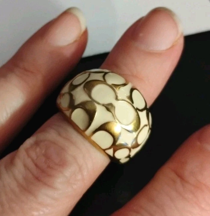 Anillo Diseñador COACH Talla 6.75" "Miranda" Logo C Esmalte Crema, ¡COMO ESTÁ Usado! Foto 1 de 4