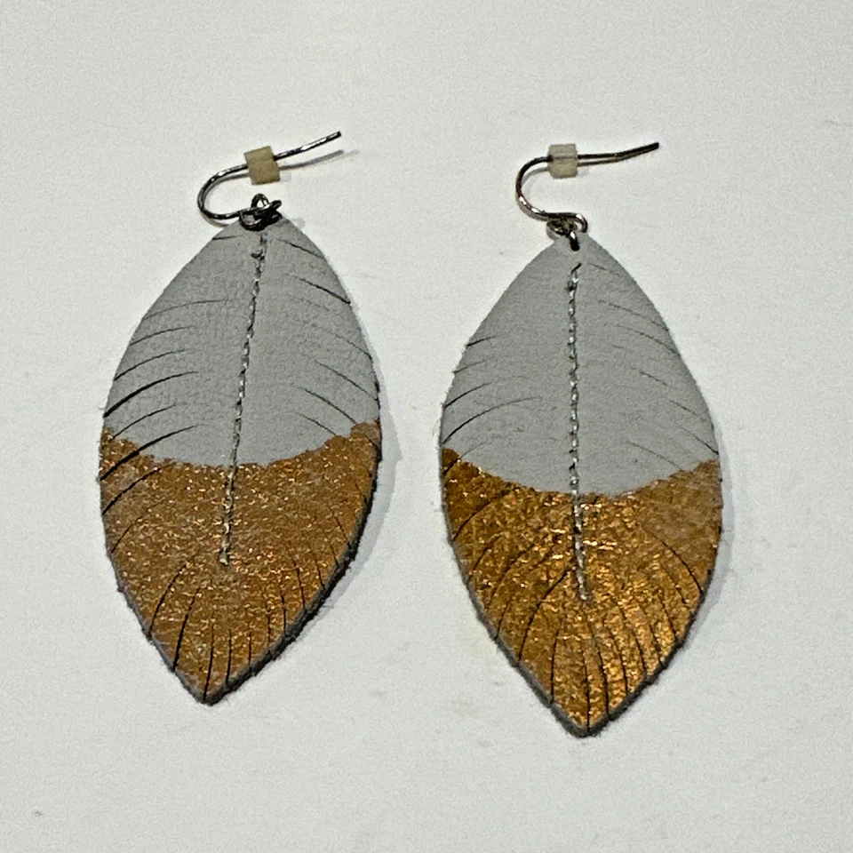 Pendientes Premier Designs Joyería Cuero Gris Claro Como Una Pluma con Oro Rosa Foto 1 de 4