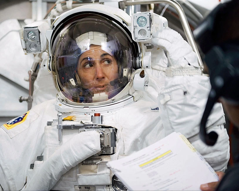 ГЛЯНЦЕВЫЙ СКАФАНДР NASA АСТРОНАВТ НИКОЛЬ СТОТТ ЧЕК 8x10 ФОТОПЕЧАТЬ - Изображение 1 из 1