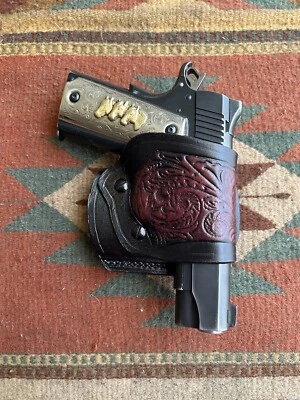 Funda Yaqui de Cuero Hecha en EE. UU. Se Adapta a Colt 45 Modelo 1911 Hecha en EE. UU. con Pergamino Floral Foto 1 de 4