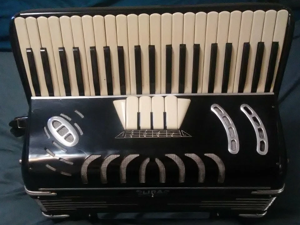 Lira Model 20 Vtg Accordion / No Case - Image 1 of 4