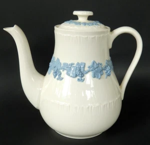 Wedgwood Etruria Queensware Shell Edge Lavender Blue on Cream Coffee Pot & Lid - Picture 1 of 10