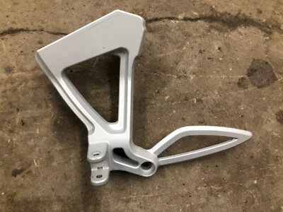 2008-2009 Can-Am Spyder GS Roadster 990 OEM suporte traseiro esquerdo para descanso para os pés do passageiro - Imagem 1 de 3