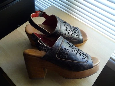 BED STU JINKIE BLACK/BEIGE DISTRESSED LEATHER PATFORM HEEL SANDALS BOHO SIZE 8 - Image 1 of 4