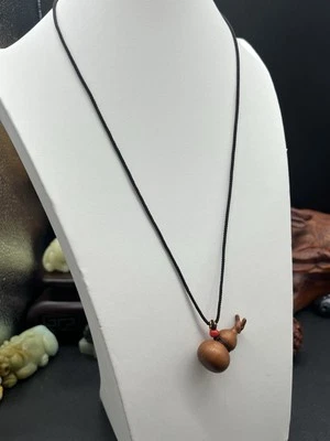 Colgante de calabaza tallada en madera de azufaifo golpeado por rayos 雷击枣木雕刻立体小葫芦吊坠 Foto 1 de 4