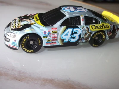 2002 JOHN ANDRETTI STAR WARS CHEERIOS NASCAR CARRO FUNDIDO EM ESCALA 1/64 - Imagem 1 de 4