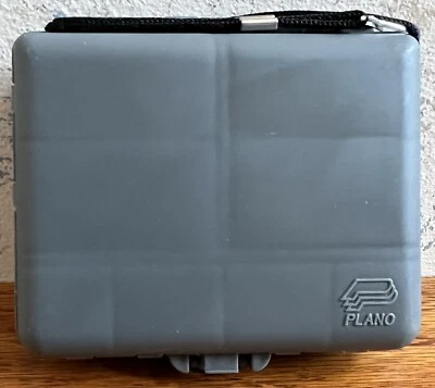 Mini caja antimoscas Plano modelo 1070 lado a lado con correa para muñeca 11-32 compartimentos Foto 1 de 4