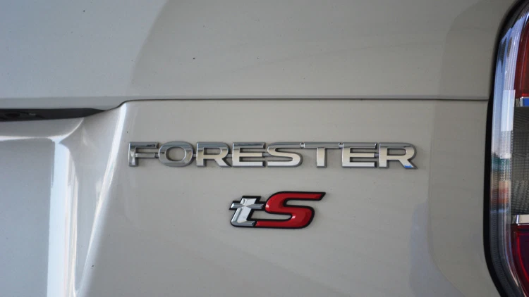 Emblema insignia puerta maletero rojo cromo brillante TS Limited para b-r-z- frs Foto 1 de 4