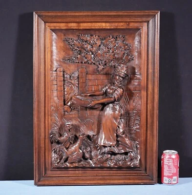 Antiguo panel francés de madera maciza de nogal altamente tallado con mujer alimentando pollos Foto 1 de 4