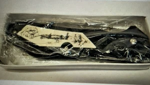 Coltello tascabile pieghevole Frost Cutlery Executive Wildlife Series Grizzly Bear 15-828 - Foto 1 di 2