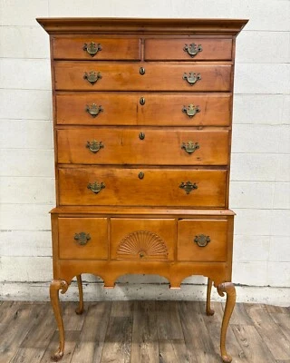 Antiguo cofre plano rizado de arce o arce tigre reina Ana Highboy Foto 1 de 4