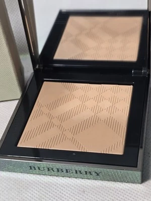 Burberry NUDE POWER Sheer Luminous Pressed Powder 38 WARM HONEY  - Image 1 of 4
