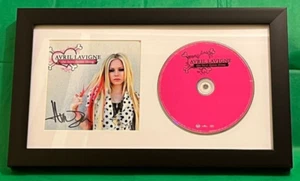 AVRIL LAVIGNE FIRMATO E INCORNICIATO HOT THE BEST DAMN THING CD DISPLAY AUTOGRAFO COA - Foto 1 di 5