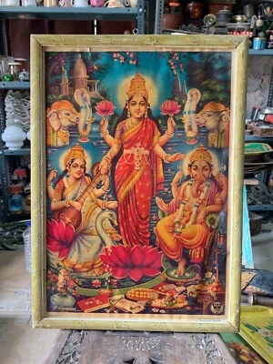 Impresión litográfica vintage de deidades de Diwali Pooja Ganesha Saraswathi y Lakshmi enmarcada Foto 1 de 4