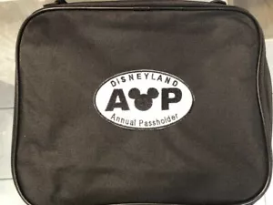 Embroidery Disneyland Annual Passholder Logo AP Mickey Icon Pin Trading Book Bag - Foto 1 di 10