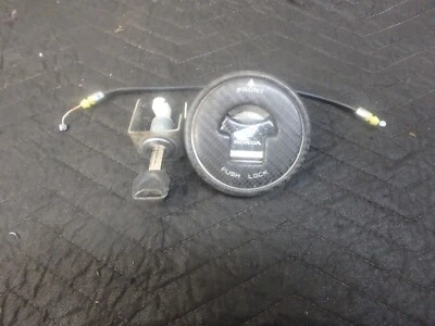 HONDA CBR250 / CBR 300 / CB300F OEM TAPA DE GAS Y BLOQUEO DE ASIENTO P/N 35010-KYJ-901 Foto 1 de 2