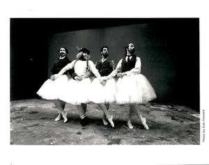 GA225 1994 Foto Original LOS HERMANOS VOLADORES KARAMAZOV ACTÚAN en LE PETOMANE - Imagen 1 de 2